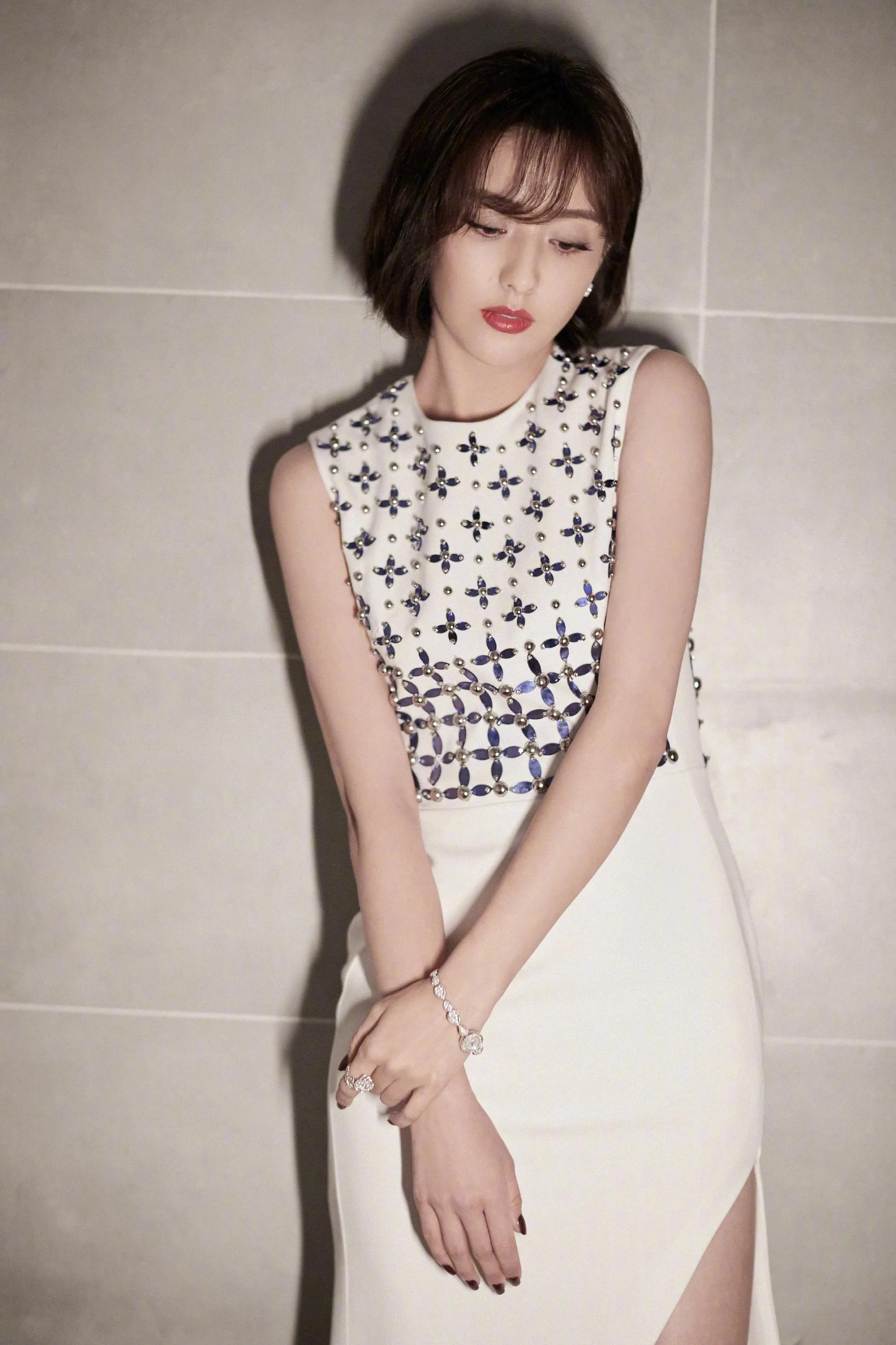 明星系列：佟丽娅，一个美丽的锡伯族姑娘，短发太迷人了