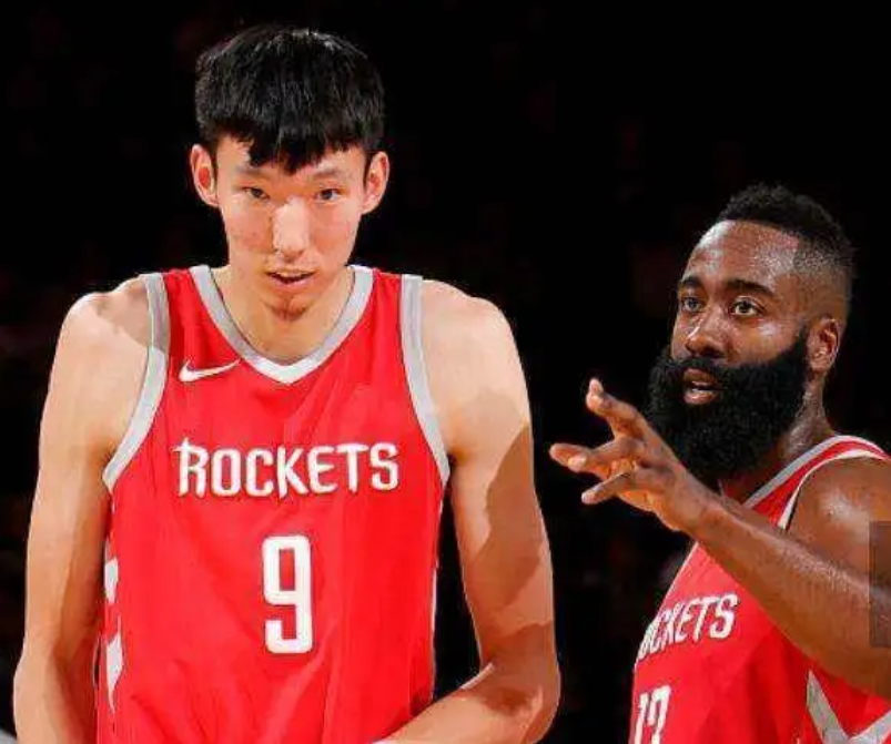 周琦为什么在nba打不上球(周琦挑战NBA失败原因曝光！火箭记者揭真相，父亲团队拉跨)