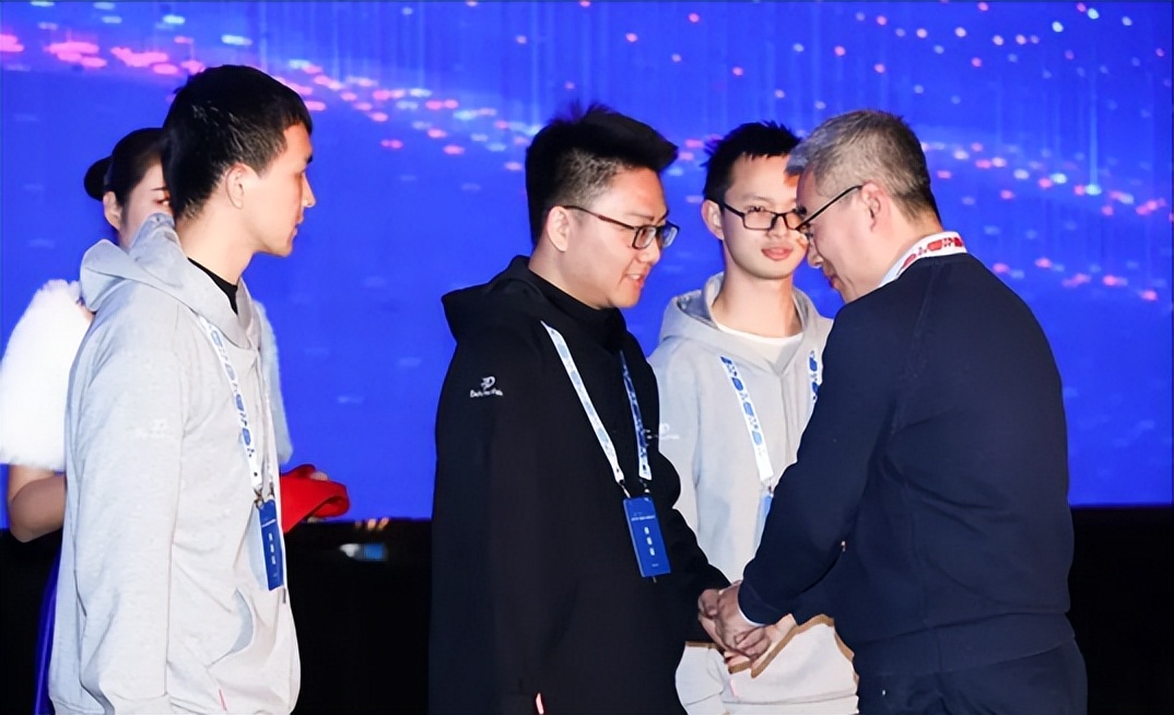 “六边形战士”独臂硕士黄超，高质量写代码，用大脑转速弥补手速