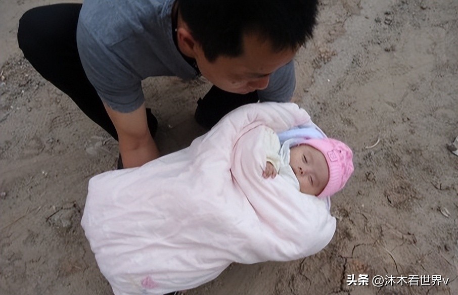 武汉小贩菜场捡2名女婴，为养女一生未娶，亲生父母认亲被拒