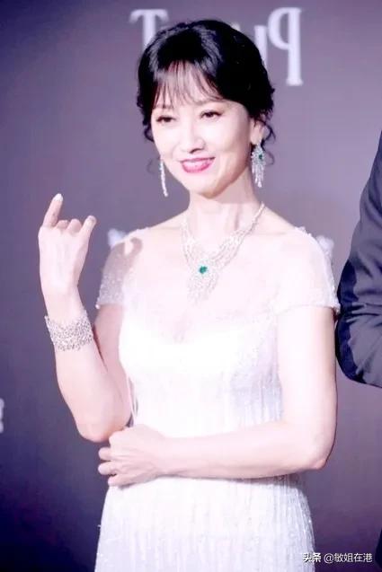 赵雅芝：不老女神笑容甜美，高贵大方，气质太迷人了
