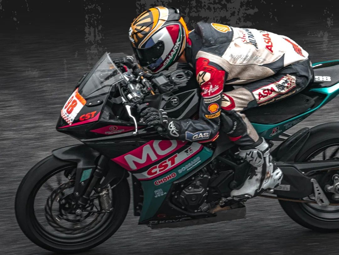 为什么摩托车有趴着骑和挺直腰杆骑的区别,有什么不同?