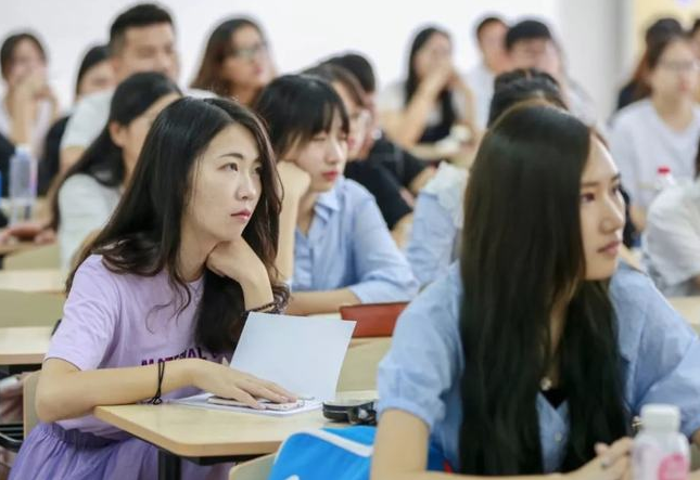 女大学生骑单车剐蹭宝马车，事后留字条致歉，车主感动不追究赔偿