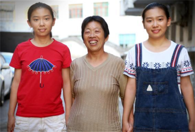双胞胎姐妹同时考上大学，15年没买过新衣服，全穿亲友资助的旧装