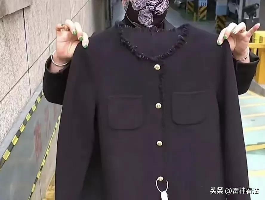 浙江杭州的刘女士买了一件大衣，因店家发错货，退回时被店家拒收