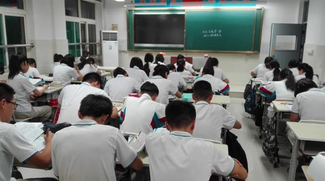 新高考英语降为副科，物理和历史上位？家长支持，老师回应很真实
