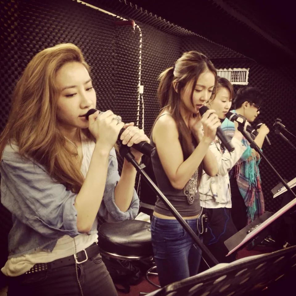 35岁歌手官宣三胎！巅峰期闪婚嫁初恋，神仙爱情感动网友：要幸福