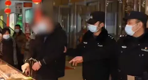 老人插队并逼志愿者下跪?真相来了【三分钟法治新闻全知道】