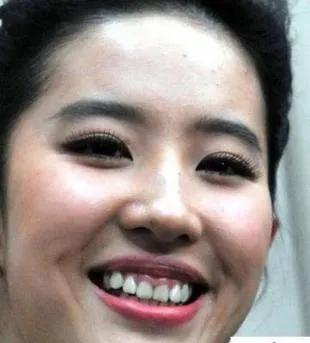 明明是绝色，怎么拍出这么丑的照片，妆容难看，用的是丑颜相机吗