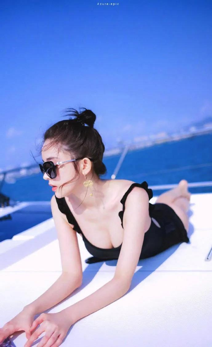 美女古力娜扎露背泳衣美照，趴在游艇上，皮肤白到发光