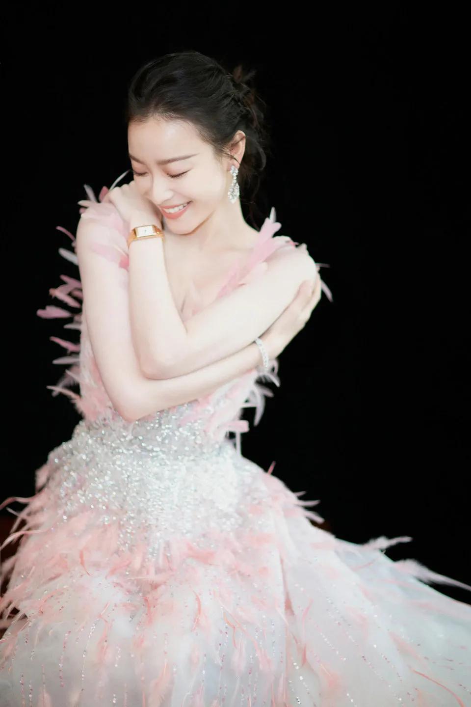 高级的是五颜六色的幕布吗？不 是倪妮