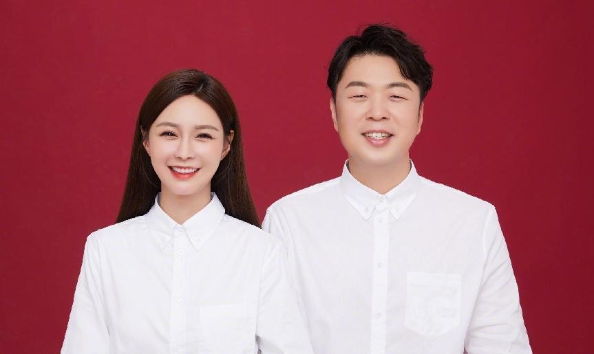 沈梦辰和杜海涛晒情侣装，清纯简单的搭配，体现气质还显清纯