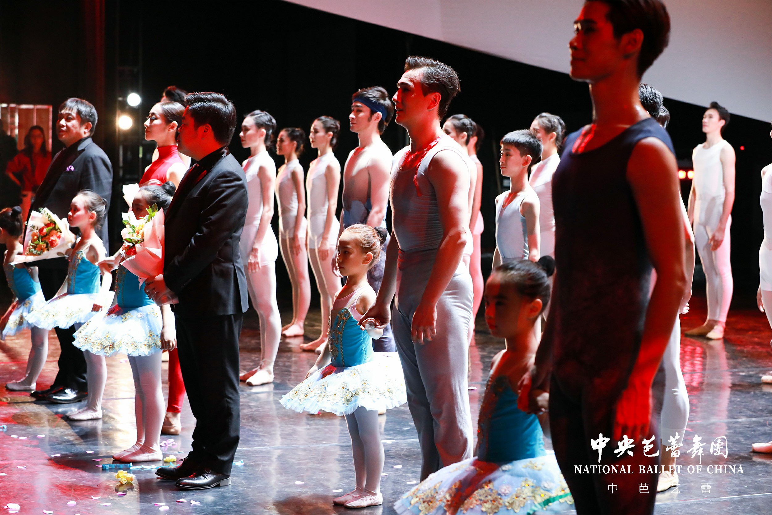 中华文明的根和魂献花中芭交响芭蕾“世纪”致敬