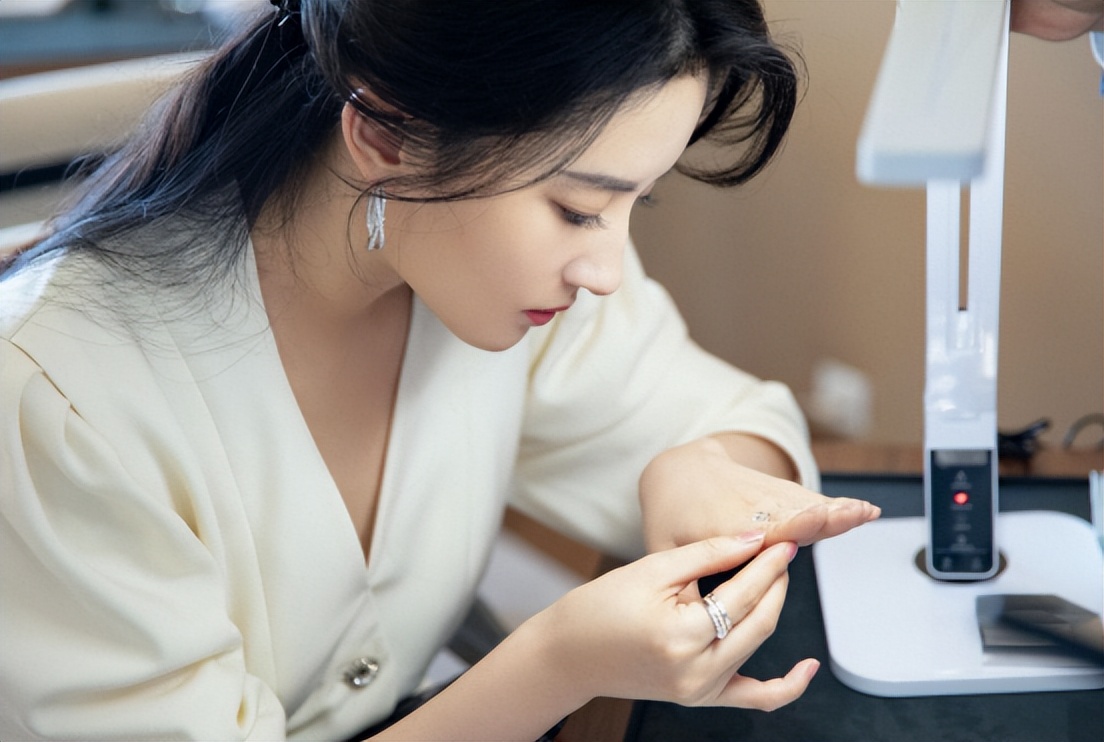 刘亦菲的“侧颜”让我明白，“驼峰鼻”也可以很美