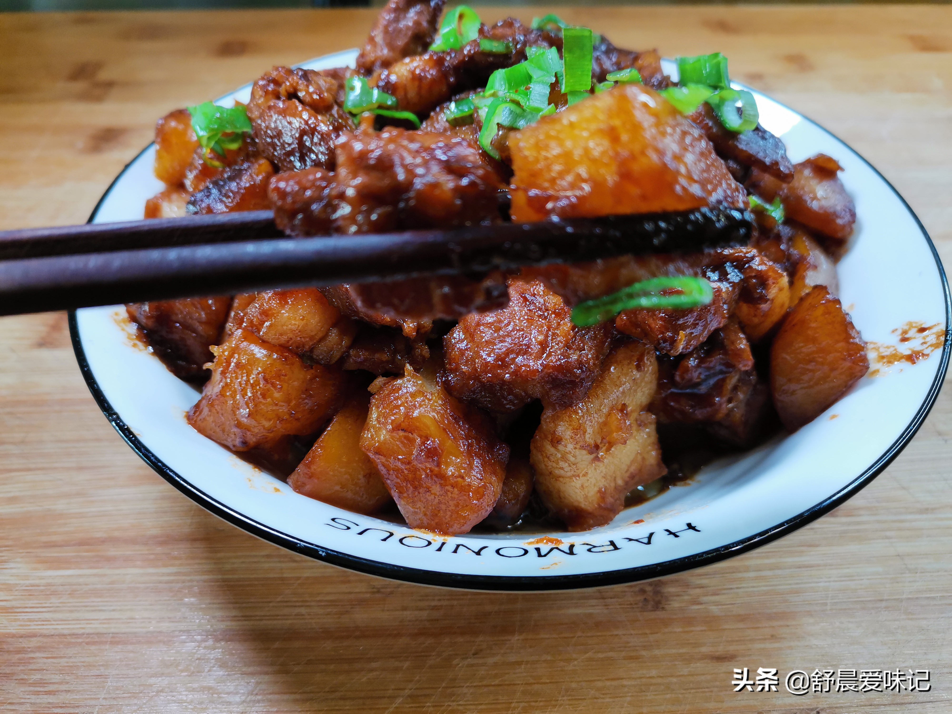 土豆烧肉家常做法（土豆简单做法色泽红润汤汁还能泡米饭）