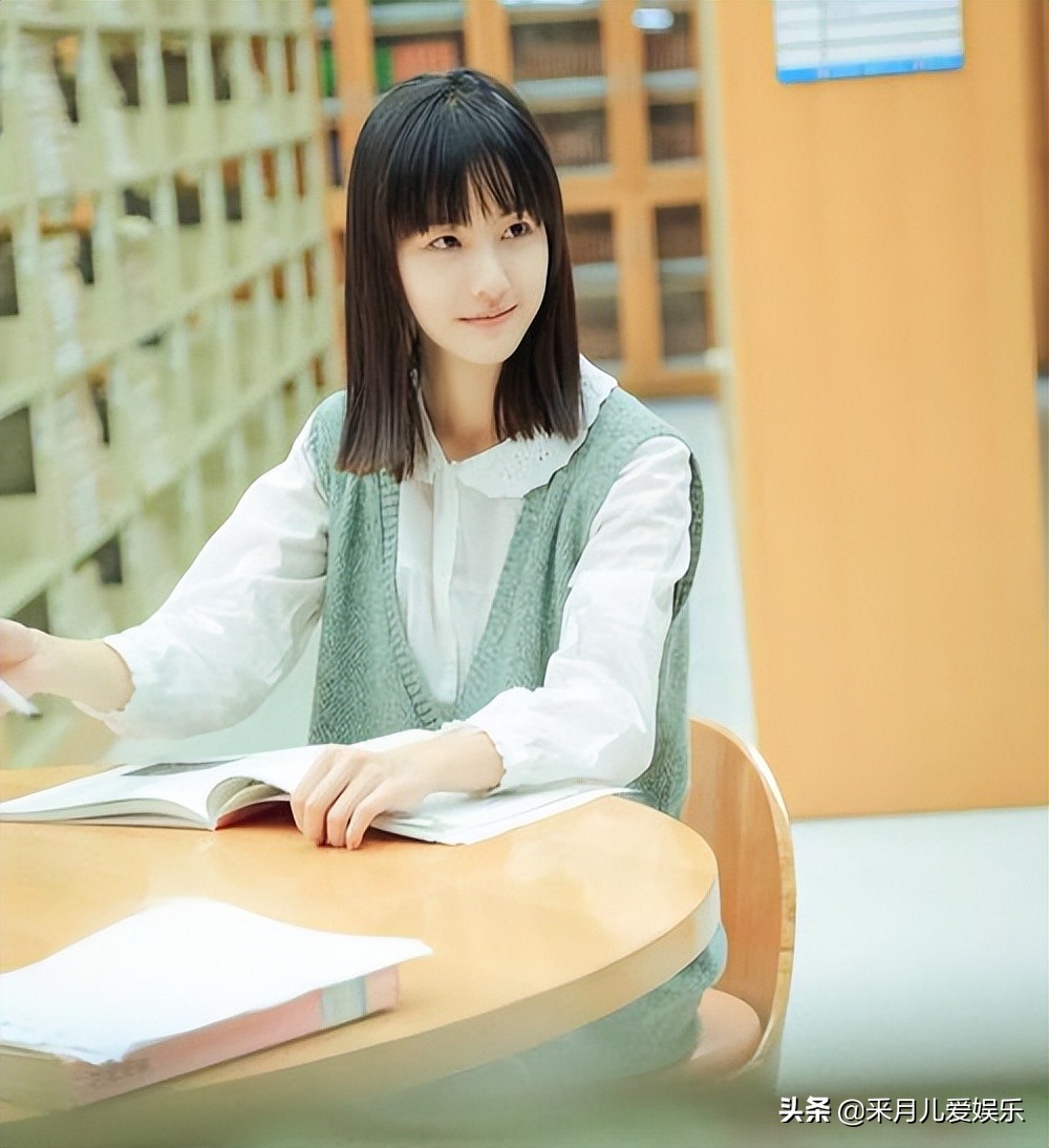 陈都灵现代装清纯甜美，古装却又清冷迷人，真是人间宝藏女孩