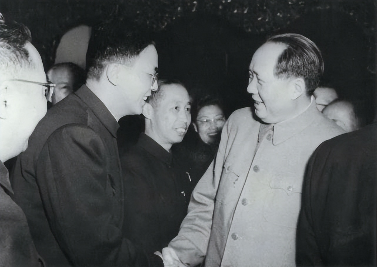 华罗庚仅初中文凭，身患残疾却成数学巨匠，去世前6小时仍在演讲