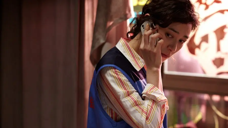 《邻居》相关剧照打开了被锁着的皮箱拿出了手机他拼尽全力拨通了孙河