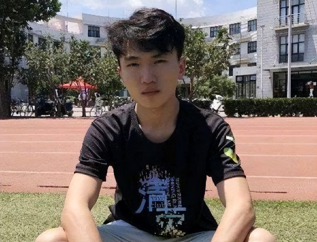 湖南寒门学子674分上清华，采访时痛哭，父亲每天挑200担沙供读书