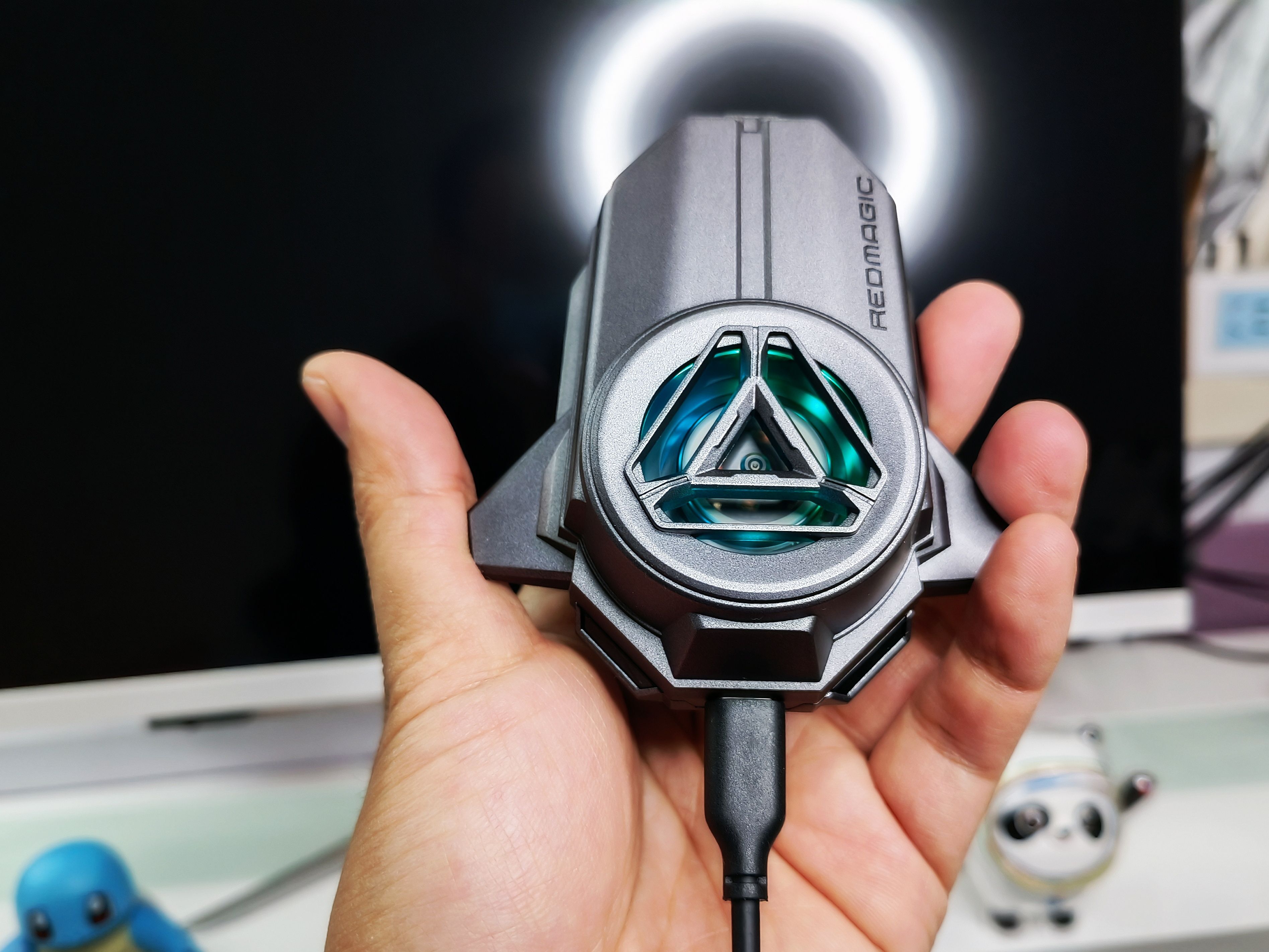 玩手游怕发热，红魔涡轮散热背夹带你飞起