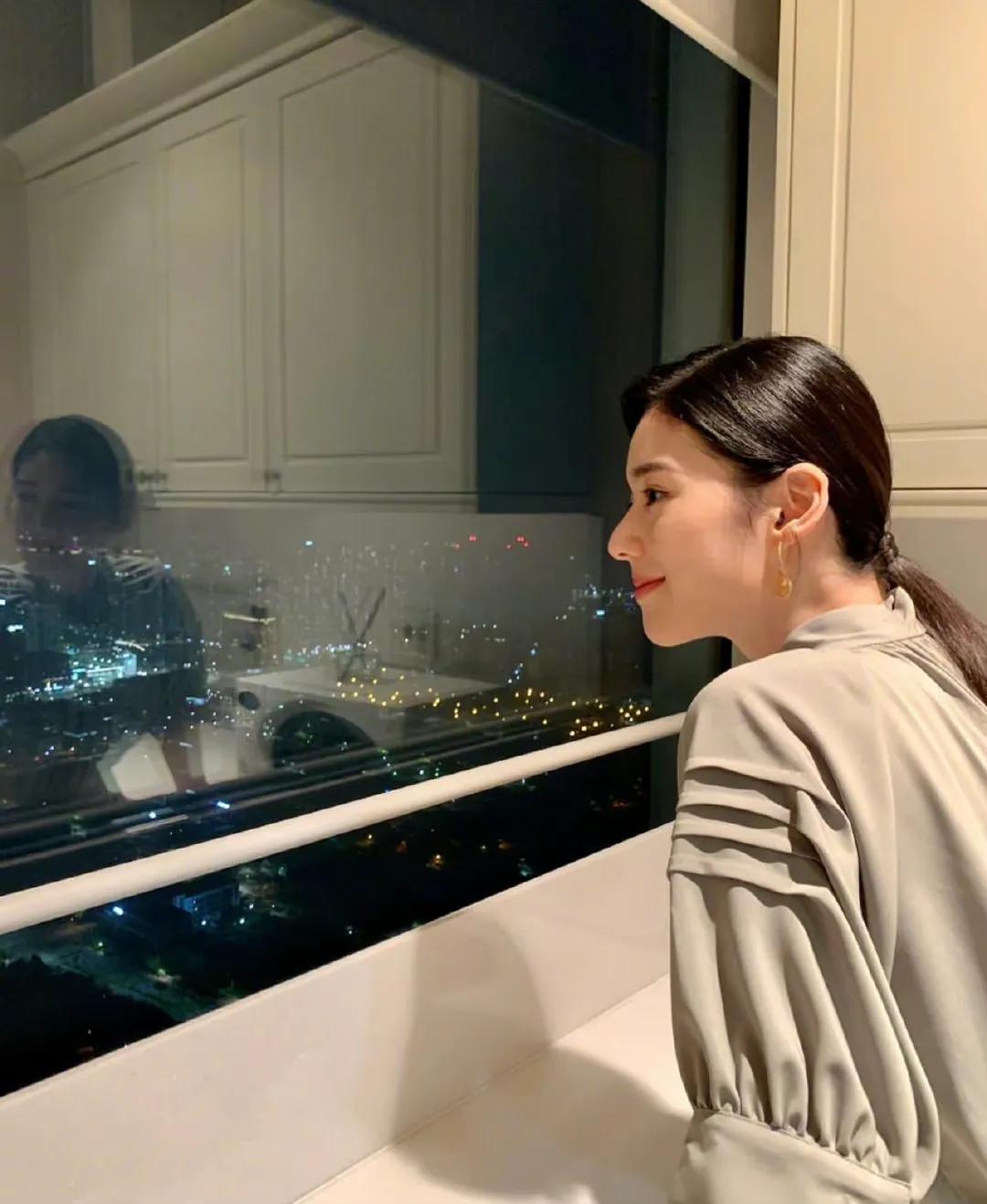 郑恩彩拍剧期间的穿搭