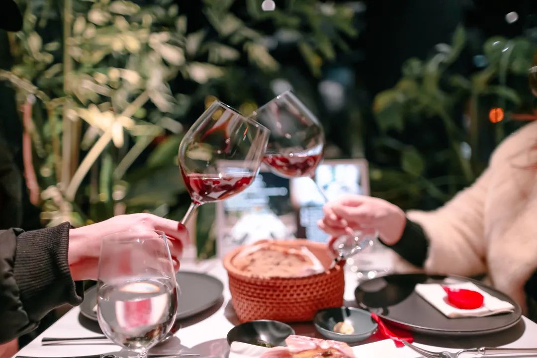 来自舌尖上的满足，只为击中你的味蕾