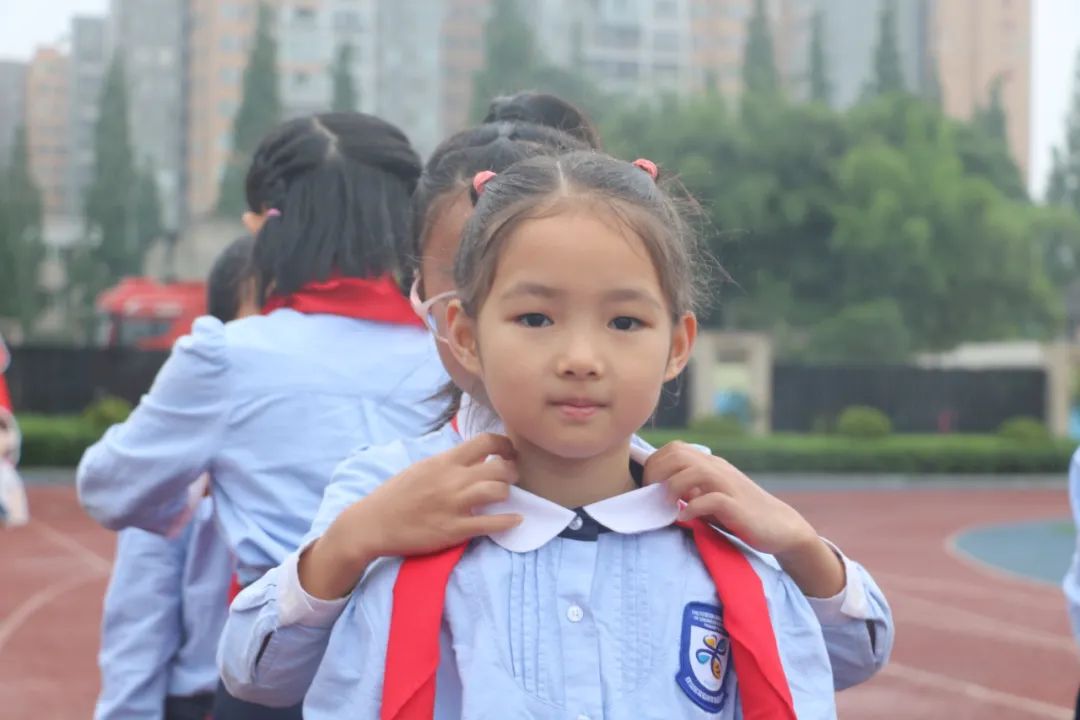 成都市双流区实验小学外国语学校有序推进新队员入队仪式课程