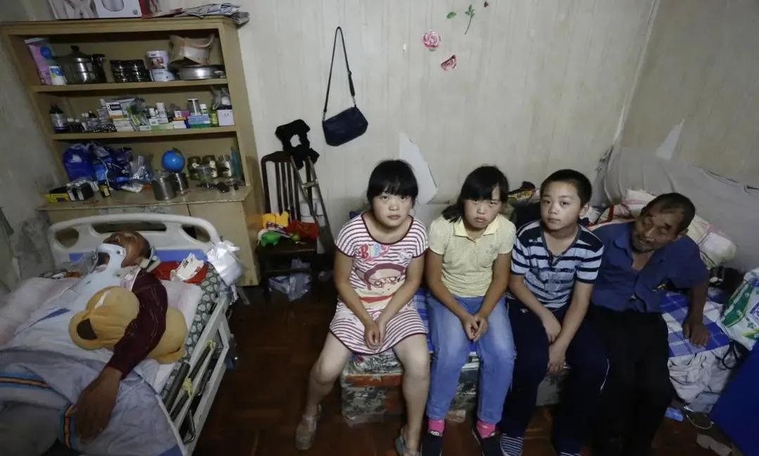 河南15岁女孩街头扮牛让人骑，每次收费5元，背后的故事感动网友