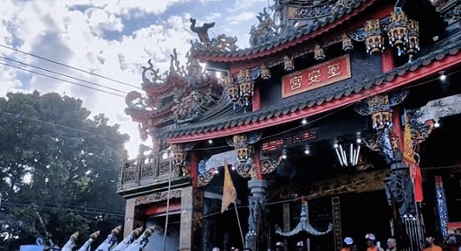 魔幻台湾：在妈祖庙前看钢管舞，在送葬队里看比基尼
