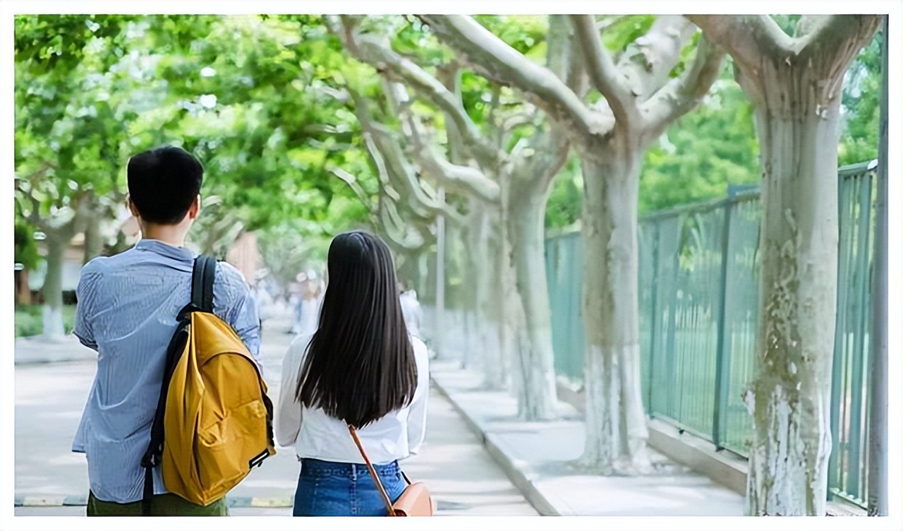 美女大学生失恋后精神失常，与五旬拾荒男生下孩子，母亲：造孽