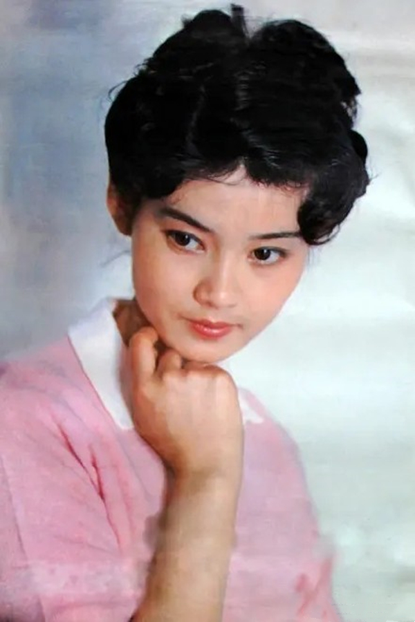 谁说她们只能演妈妈？这9位女星年轻时颜值惊人，不输现在流量花