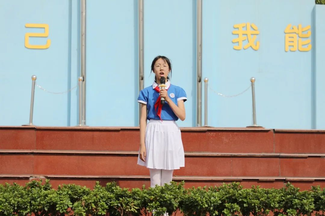 成都市双流区棠湖小学举行“交通安全主题”升旗仪式