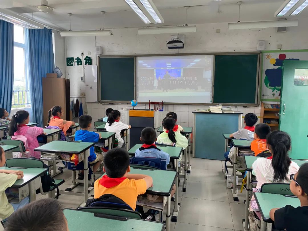 煎茶小学全校同步观看“清凉一夏、音悦你我”“云”音乐会直播