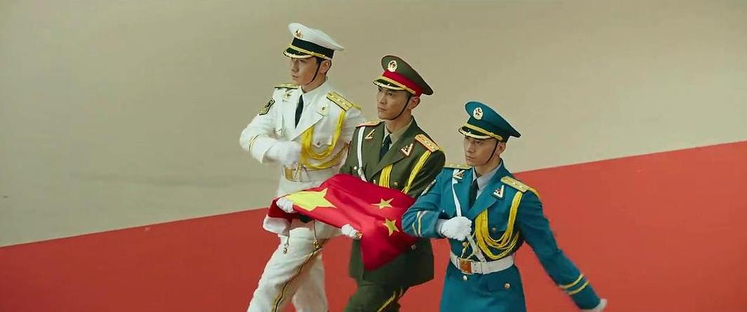 摘皇家警徽，无误差手表，放5次烟花，8部细节拉满的回归题材电影