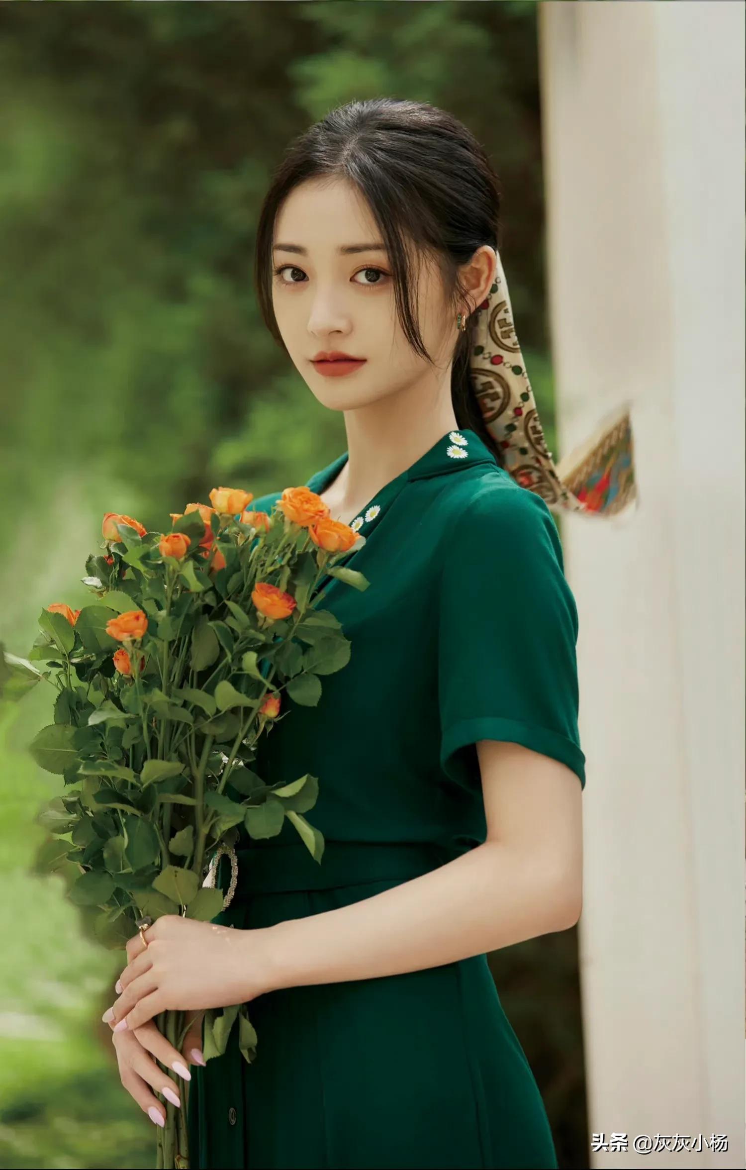 周洁琼，V领绿色长裙