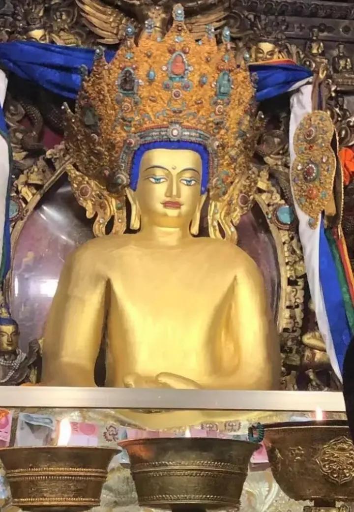 大昭寺(12岁等身像),称为觉卧佛像,觉卧藏语译为至尊至贵至圣,觉卧佛