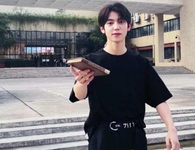 华科大招生宣传火了，高颜值男主角引围观，武大：这不咱家校草吗