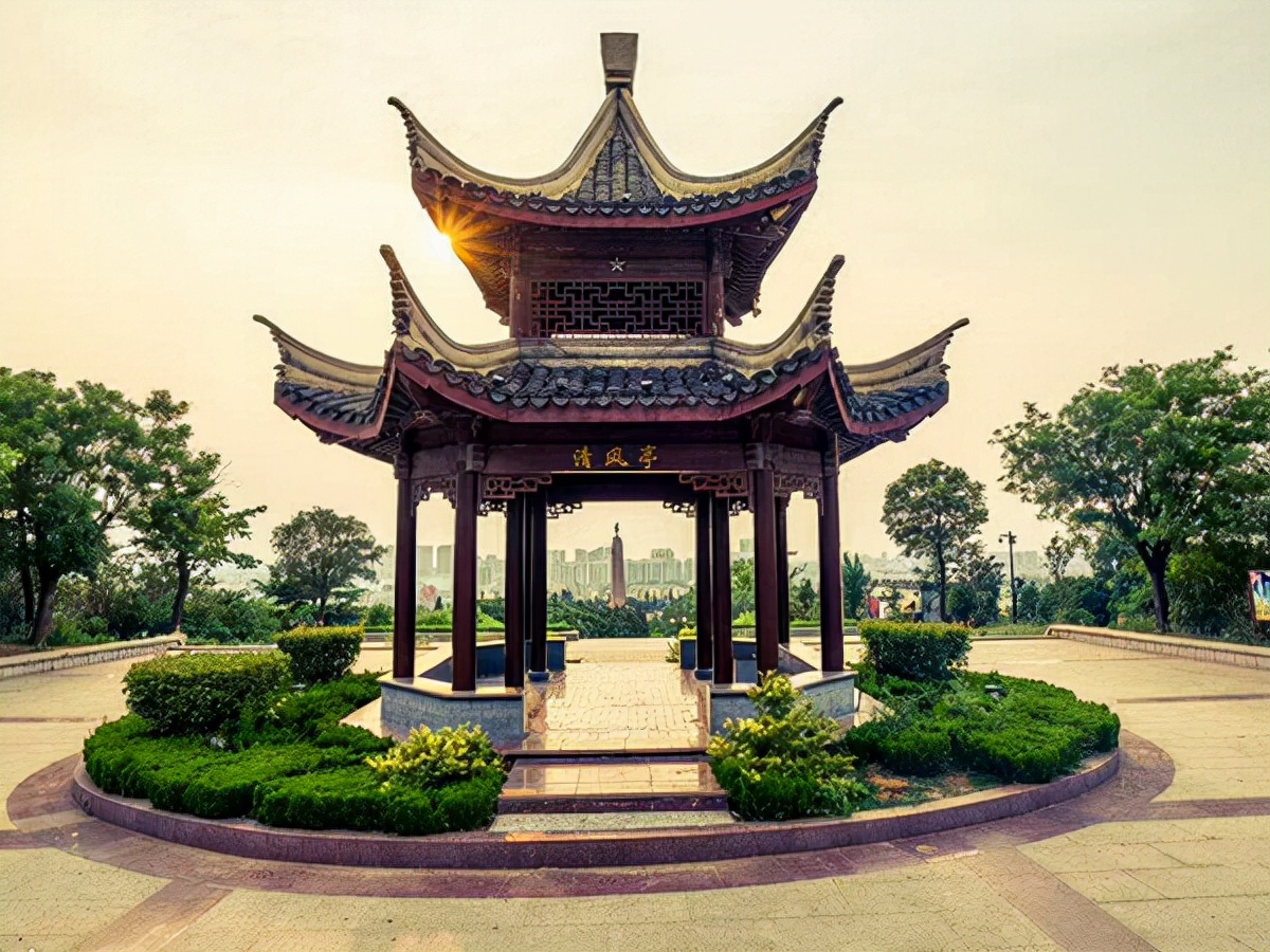 仿古亭子放在别墅院子里,找人设计安装很有必要