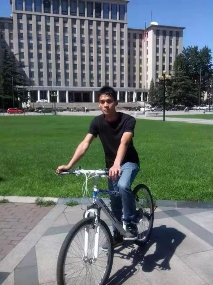 “高考钉子户”唐尚珺：复读12年只为上清华，33岁的他还要再战