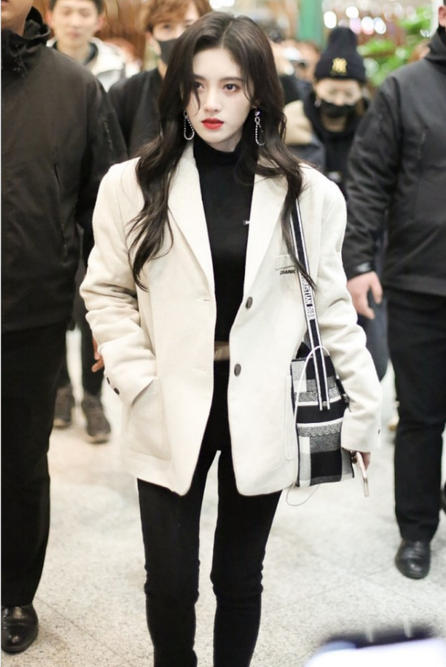 鞠婧祎穿西装都不忘了秀身材,内穿露脐装好别致,小蛮腰真抢镜