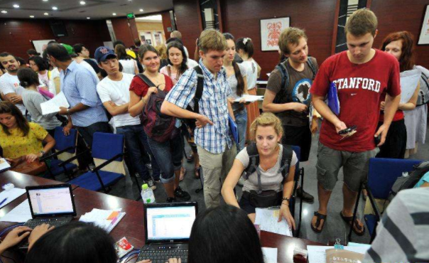 留学生在华待遇惹争议，入学门槛低奖学金还相当高，国内学生不满