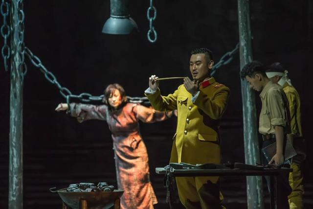 23岁巾帼女英雄，拯救群众不幸被抓，惨遭日军掏心“一尸两命”