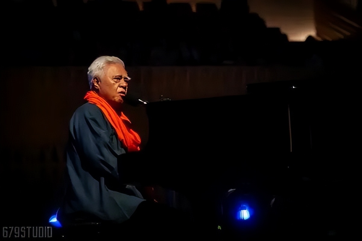 那个让白岩松落泪的男歌手，消失了近30年