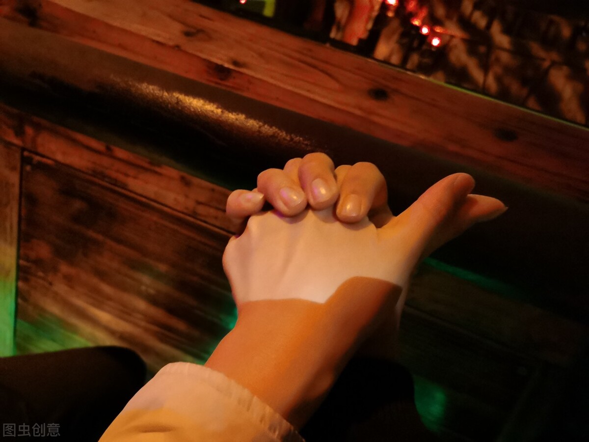 美女大学生失恋后精神失常，与五旬拾荒男街头产女，母亲：造孽