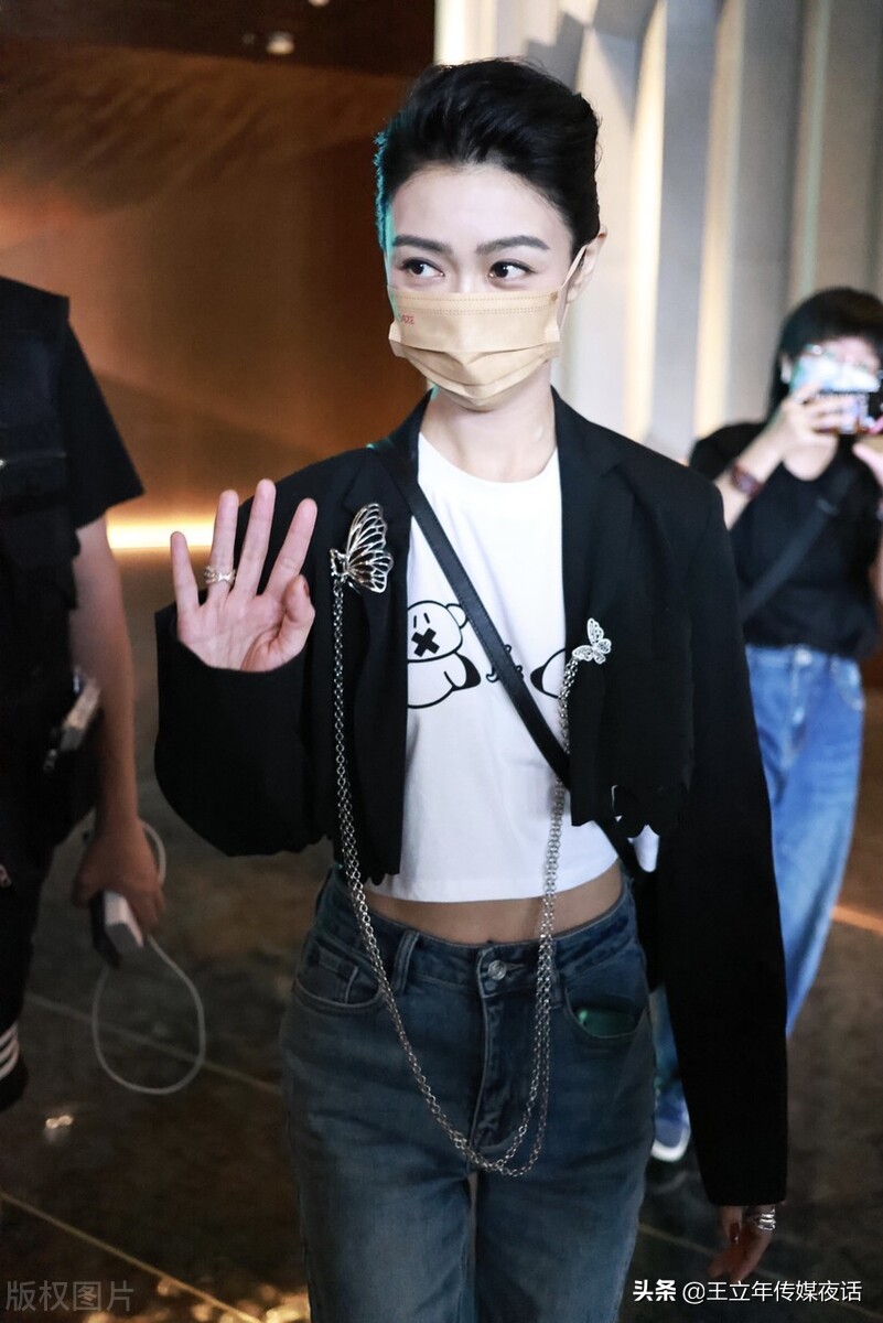 薛凯琪《乘风破浪》录制，明媚大眼清新可爱风