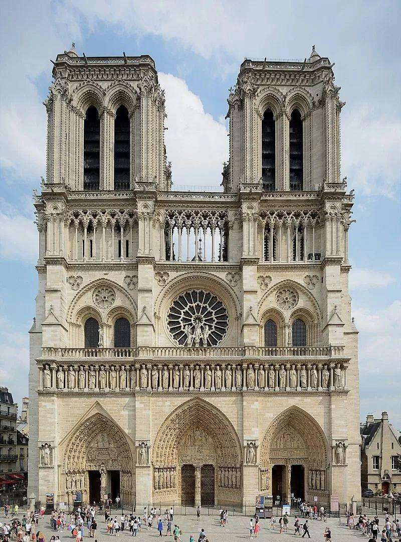 长宽高之间的比例也是设计的重点,经典的建筑巴黎圣母院,便是黄金比例