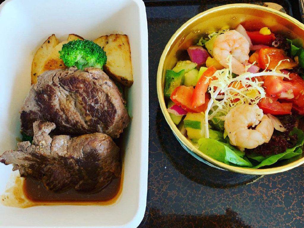 75岁林子祥的隔离餐火了，荤素搭配营养均衡，网友：难怪老当益壮