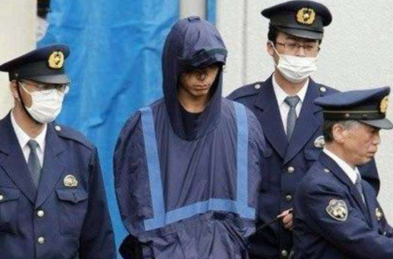 日本小伙杀人后边逃亡边整容，2年后落网，因太帅被无数少女追捧
