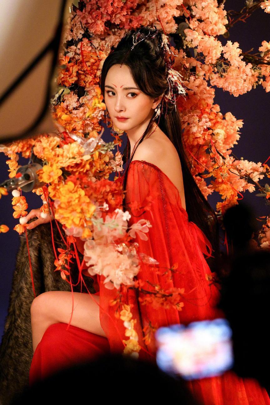 杨幂狐妖造型释出，首次尝试妖狐妆媚眼如丝超惊艳，大长腿好吸睛