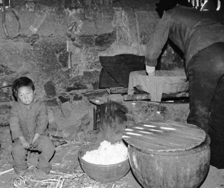 2005年独臂父亲参加家长会被笑话，校长发现父亲是救命恩人后下跪